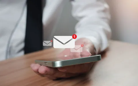 Gli italiani controllano le notifiche 80 volte l'ora, aumenta lo stress