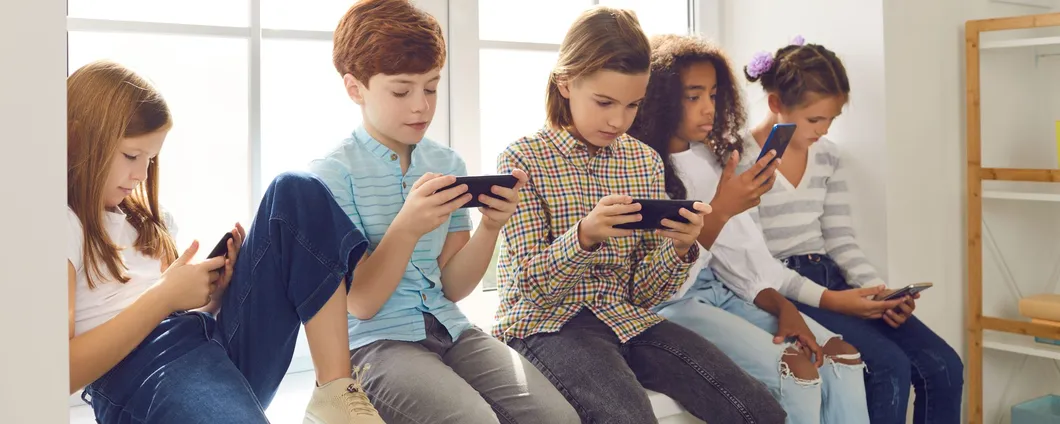 La Francia estende il divieto d'uso degli smartphone nelle scuole medie, accadrà presto in Italia?