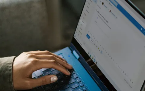 Microsoft corregge bug che causava il blocco di Outlook