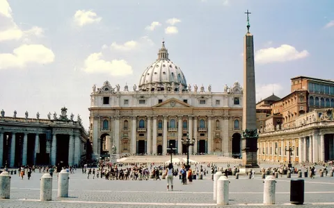 Truffe online sfruttano la morte di Papa Francesco: allarme disinformazione e phishing