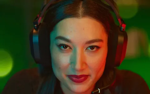 Vivi in modo coinvolgente i tuoi giochi con le cuffie wireless CORSAIR HS80