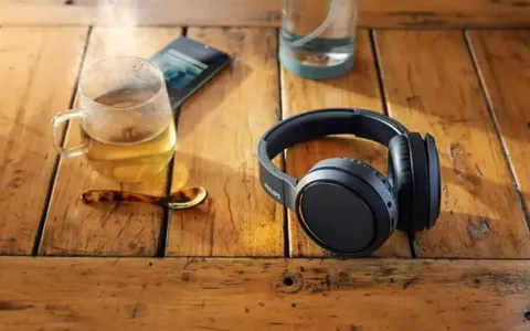 Cuffie Bluetooth con microfono di Philips e 18 ore di riproduzione: sconto ECCEZIONALE su Amazon