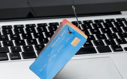 Truffe online, Intesa Sanpaolo: non fate queste cose o il conto è a rischio