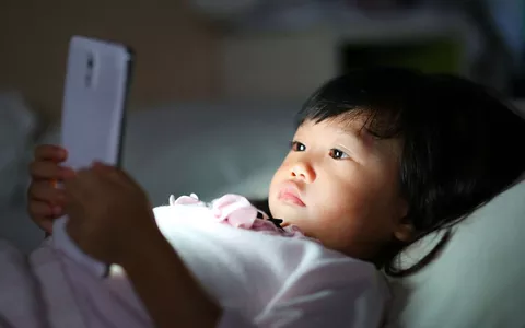 Gli smartphone nocivi per il sonno: stop per i bambini sotto i 2 anni