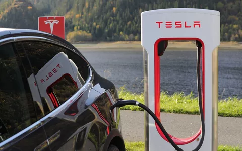 Tesla: top dell'intrattenimento in auto con l'aggiornamento 2024.26