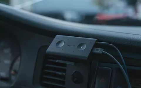 Echo Auto (2ª gen.) | Porta Alexa in auto con te