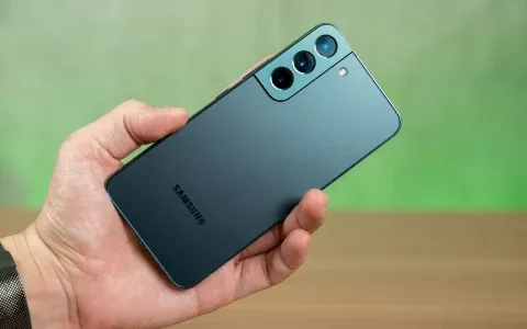 Ti bastano 220€ di sconto per acquistare un Samsung Galaxy S22 con caricatore?