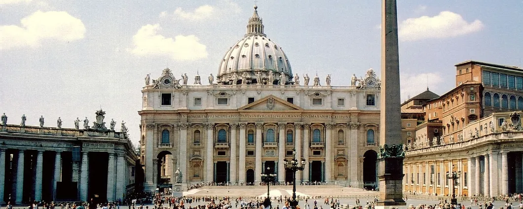 Truffe online sfruttano la morte di Papa Francesco: allarme disinformazione e phishing
