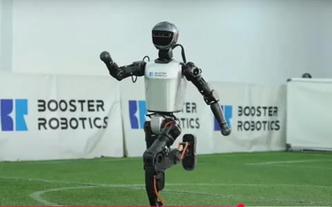 Torneo di calcio autonomo a Pechino: robot umanoidi si sfidano in una partita esilarante