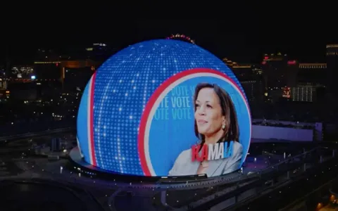 Kamala Harris lancia uno spot elettorale sul Las Vegas Sphere