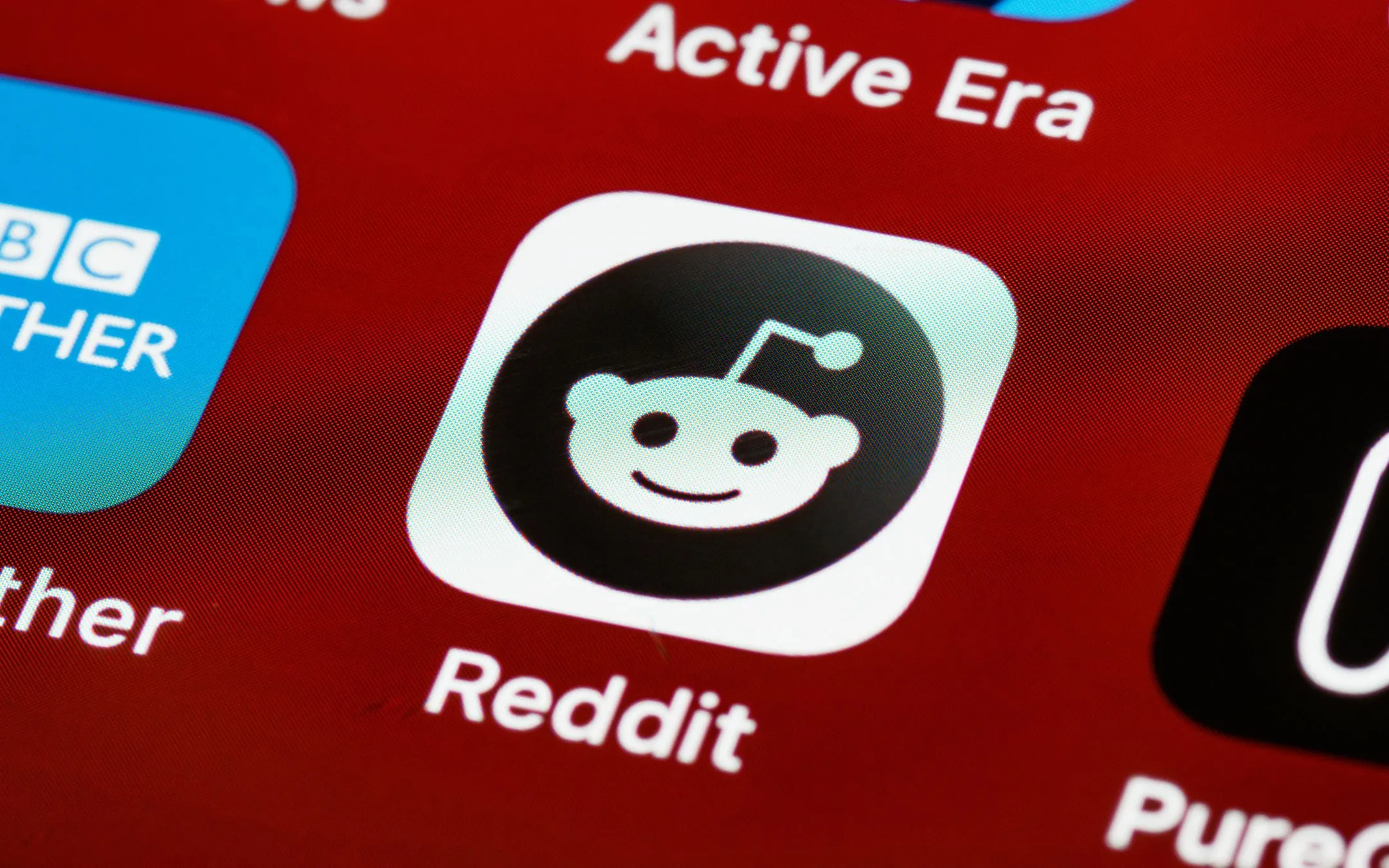 Reddit introduce un sistema per verificare per “l’umanità” degli utenti: misure contro i bot AI