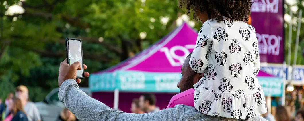 Pubblicare foto dei propri figli sui social è reato: arriva la sentenza dal Tribunale di Milano
