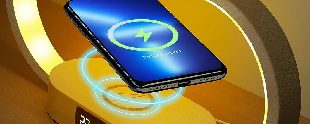 Lampada con ricarica wireless per smartphone, porte USB e LED in promo su Amazon