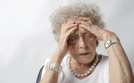Truffe online con deepfake: una donna scozzese di 77 anni perde 17.000 sterline
