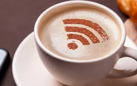 Collegati ai Wi-Fi pubblici senza rischi con ExpressVPN: 49% di sconto