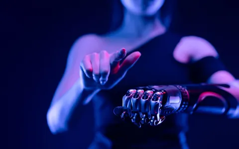 Relazioni tra umani e intelligenza artificiale: un fenomeno da monitorare