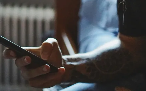 Glance lancia shopping con AI su schermata blocco con Google