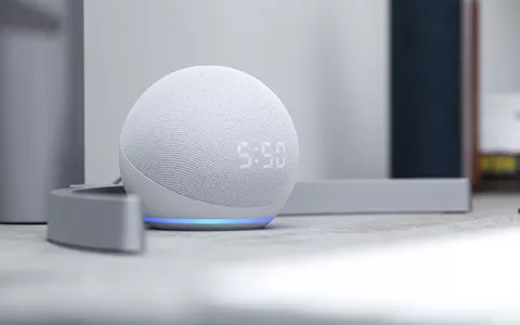 Echo Dot 5 con Alexa e orologio: lo speaker intelligente Amazon costa quasi la metà