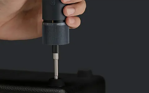 Set di cacciaviti elettrico 12 in 1 HOTO: tre velocità, tante opzioni, prezzo outlet