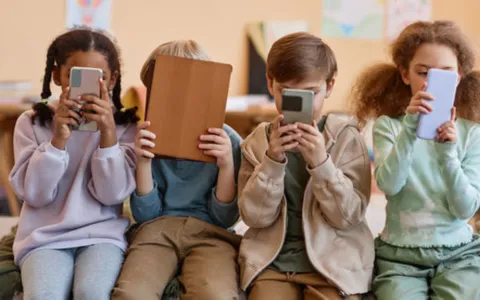 Foto dei bambini sui social: consenso dei genitori fino a 14 anni