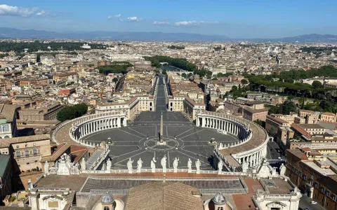Papa Leone XIV e i deepfake: video falsi del pontefice spopolano su YouTube e TikTok