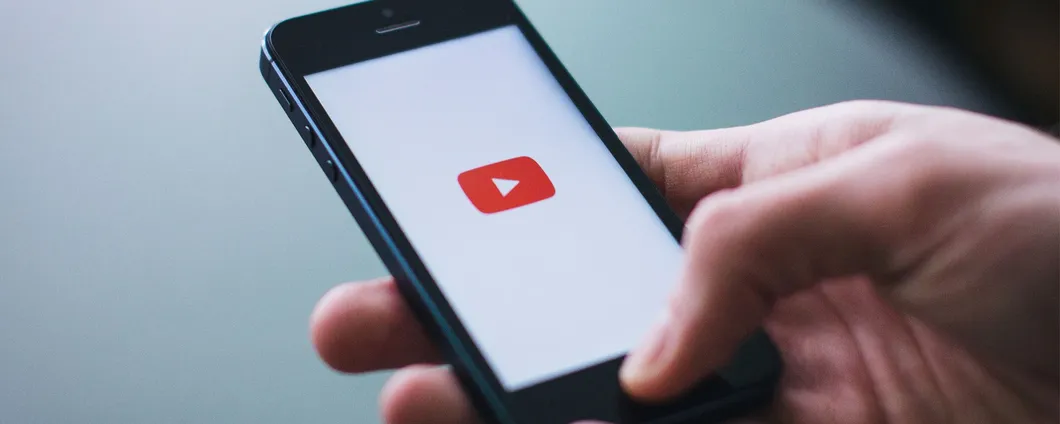 YouTube sperimenta pubblicità meno invasive per le live, i dettagli