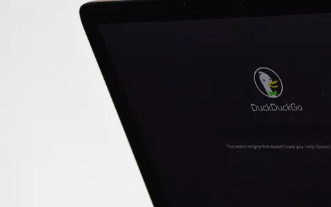 DuckDuckGo include chat private AI non addestrate sui dati utente