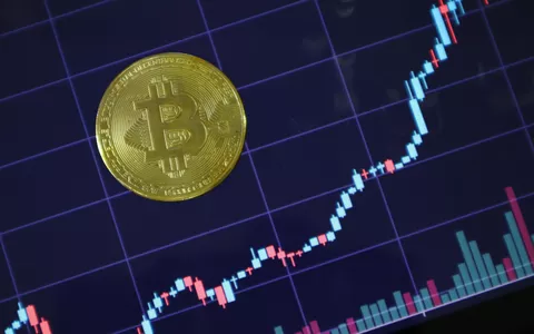 Il Bitcoin supera 57mila dollari di valore: nuovo record in arrivo?