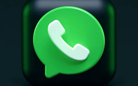 WhatsApp permetterà di includere testo a messaggi inoltrati